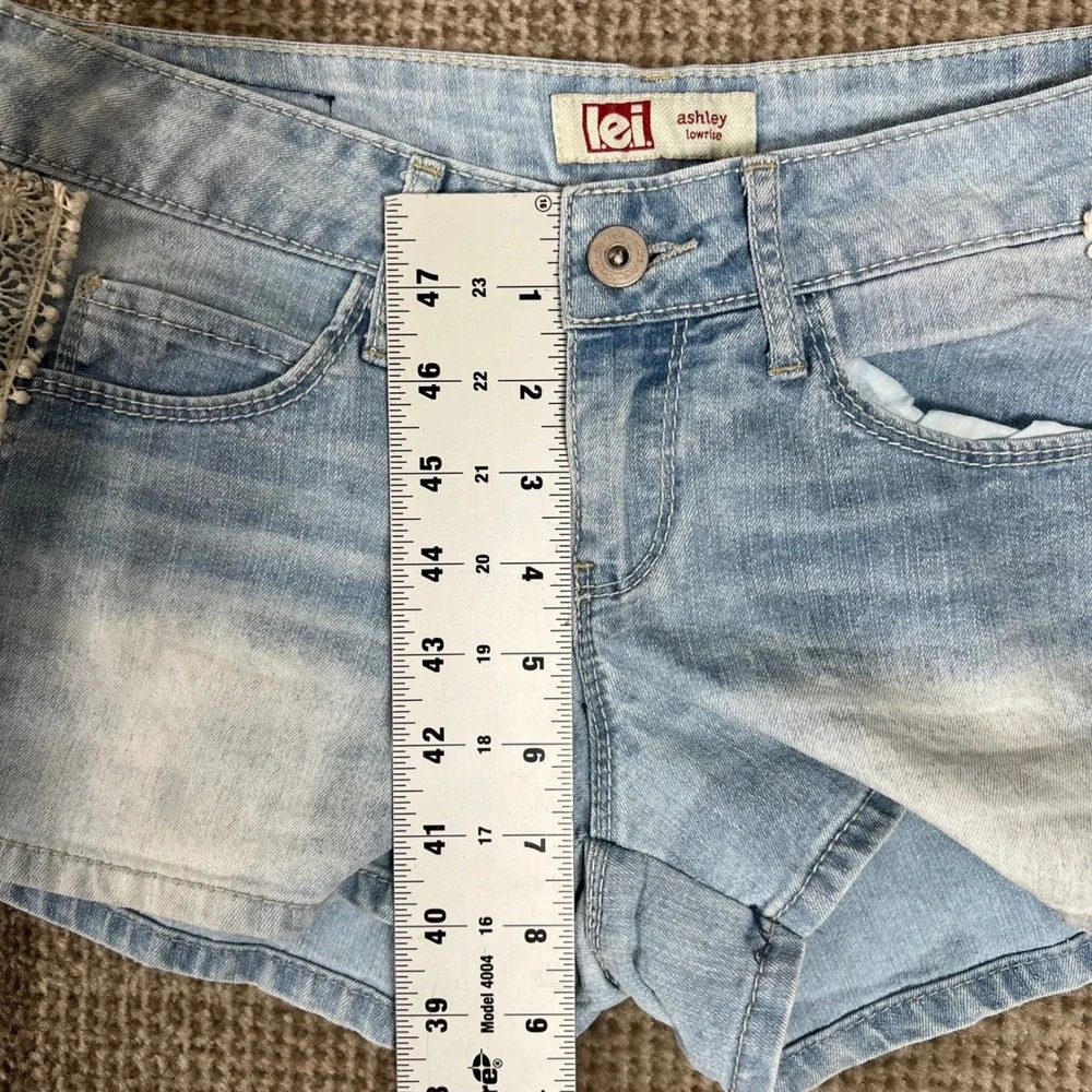 Y2K LEI Ashley Low Rise Denim Micro Shorts Womens‎ Size 3 Lace Inset Blue 28W